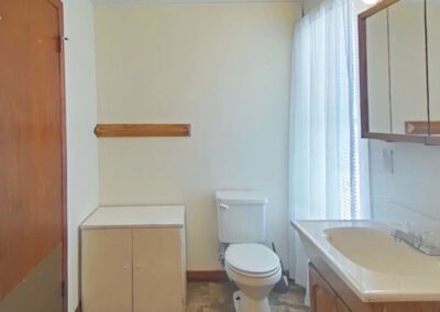 Main Bathroom - 407 7th Ave Sterling IL - Team Flannery