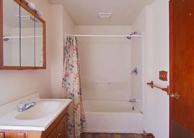 Main Bathroom - 407 7th Ave Sterling IL - Team Flannery